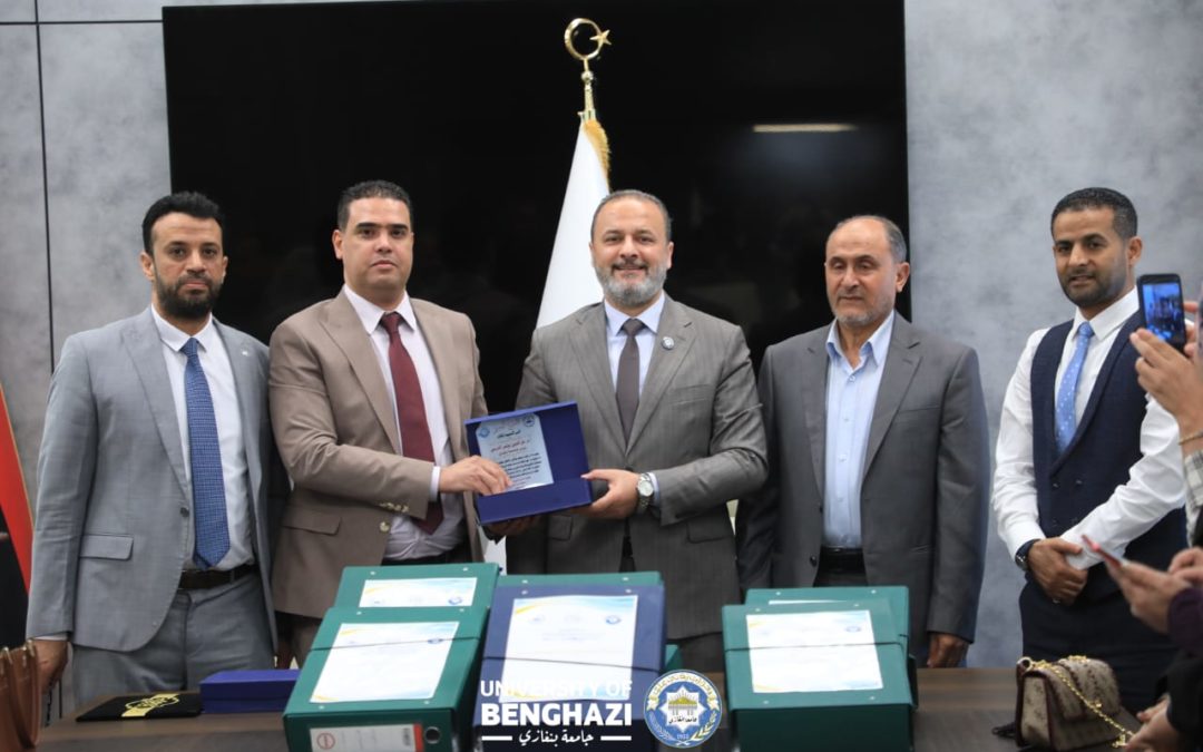 رئيس جامعة بنغازي يستلم ملف الجودة والاعتماد المؤسسي من كلية الآداب والعلوم سلوق